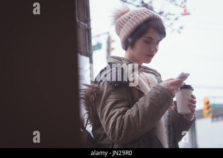 Junge Frau mit Handy Stockfoto