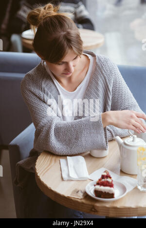 Frau, die Kaffeetasse im café Stockfoto