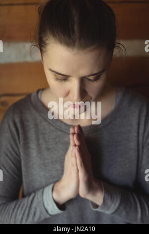 Nahaufnahme von Frau tun Yoga Meditation zu Hause Stockfoto