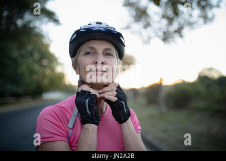 Nahaufnahme der Trägerin Fahrradhelm Stockfoto