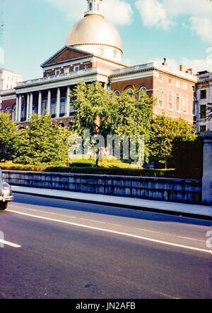 Fassade der Massachusetts State House, gesehen aus dem fahrenden Auto, das State Capitol, befindet sich auf dem Beacon Hill in Boston, Massachusetts, 1948. Stockfoto