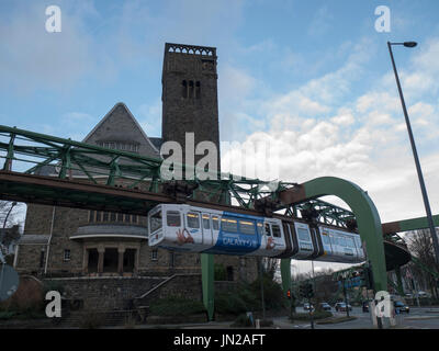 Einschienenbahn "Die Schwebebahn" in Wuppertal, Deutschland Stockfoto