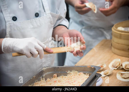 Nahaufnahme von chinesische Knödel Vorbereitung Stockfoto