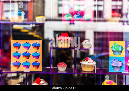 Cup Cakes auf einem Schaufenster, London, England, UK. Stockfoto