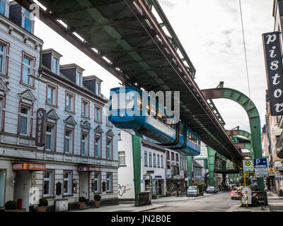 Einschienenbahn "Die Schwebebahn" in Wuppertal, Deutschland Stockfoto