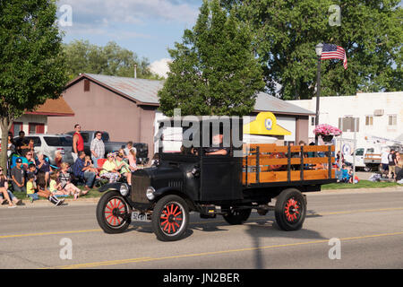 Restaurierte 1925 Ford Lieferwagen an der jährlichen Cruz-In-Parade für antiken und klassischen Autos und Lastwagen in Montague, Michigan beteiligt ist. Stockfoto