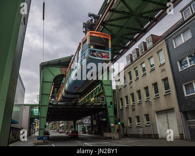 Einschienenbahn "Die Schwebebahn" in Wuppertal, Deutschland Stockfoto