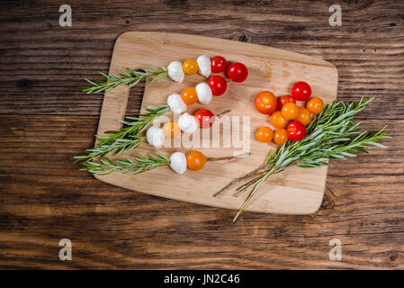 Tomaten und Käsekugeln auf Rosmarin-Spieße Stockfoto