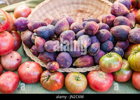 Frische Feigen auf dem Display auf dem Bauernmarkt Stockfoto