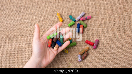 Verwendete Farbe Buntstifte und eine Hand, die einige Stockfoto