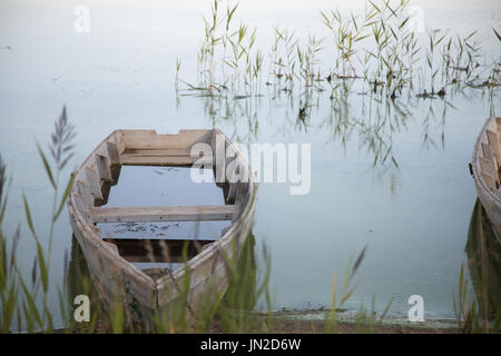 Altes Boot am Ufer des Sees Stockfoto