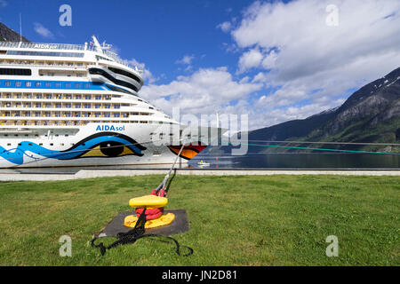 AIDAsol am Eidfjord Kreuzfahrt-Terminal. AIDAsol ist eine Sphinx Klasse Kreuzfahrt Schiff, gebaut auf der Meyer Werft für AIDA Cruises, einer der zehn Marken im Besitz von Karneval Stockfoto