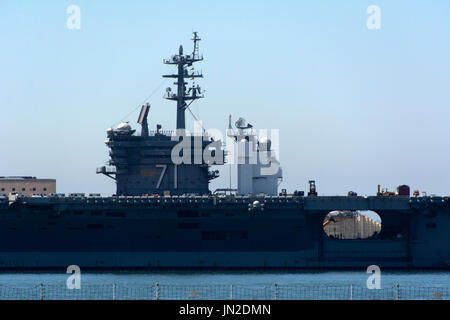 Flugzeugträger USS Theodore Roosevelt (CVN 71) in San Diego Naval Base, Südkalifornien wieder aufgefüllt wird. Stockfoto