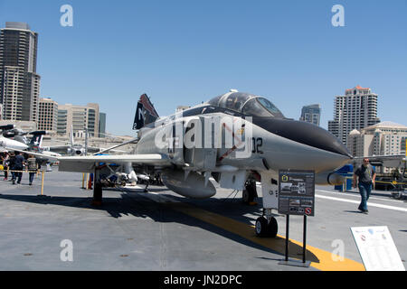 Ein Navy McDonnell Douglas F-4N Phantom II auf dem Flugdeck der USS Midway, San Diego, Kalifornien. Stockfoto