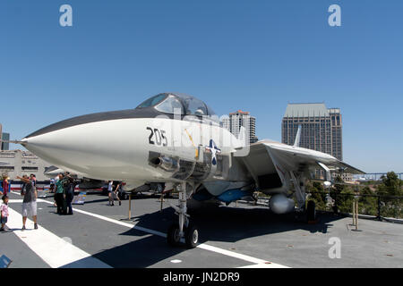 Ein Navy Grumman F-14 Tomcat auf dem Flugdeck der USS Midway, San Diego, Kalifornien. Stockfoto