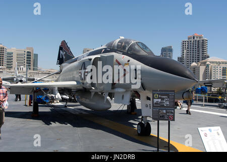 Ein Navy McDonnell Douglas F-4N Phantom II auf dem Flugdeck der USS Midway, San Diego, Kalifornien. Stockfoto