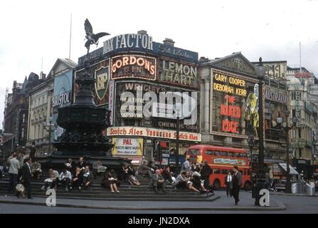 Mai 1961, Piccadilly Circus, London, England. Tageslicht-Blick auf einen belebten Piccadilly Circus zeigt Werbung und Theater Beschilderung.  Foto von Tony Henshaw Stockfoto