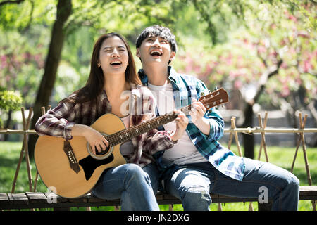 Junges Paar Gitarre spielen Stockfoto