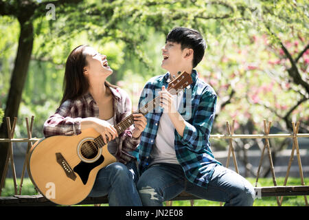 Junges Paar Gitarre spielen Stockfoto