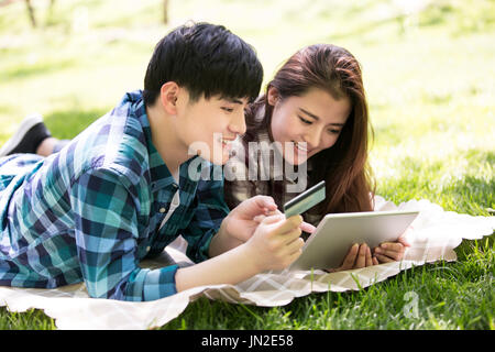 Junges Paar Einkaufen im internet Stockfoto