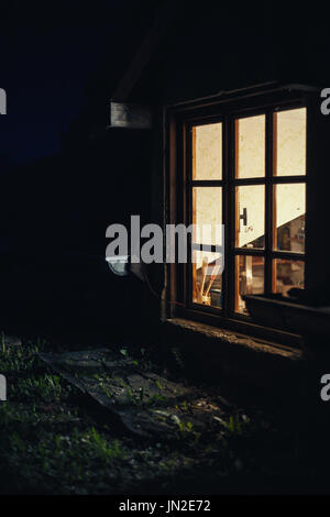 Holzfenster Details, Teil eines alten Holzhauses in Nacht. Stockfoto