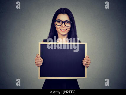 Schöne Frau mit einer Tafel mit Exemplar. Stockfoto