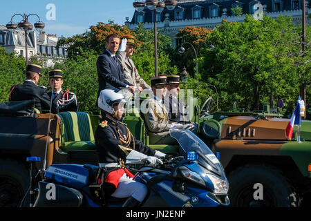 Während der Tag der Bastille in Paris französische und amerikanische Soldaten geht auf den Champs Elysées für den Nationalfeiertag (14. Juli 1789). Donald Trump und Emmanuel Macron führen die Zeremonie. Paris - Frankreich - Juli 2017. Pendelleuchte le statisch du 14 Juillet Avec Les Soldats Français et Américains. Donald Trump et Emmanuel Macron Étaient présents à la Cérémonie. Paris - Frankreich - Juillet 2017. Stockfoto