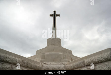 Gesamtansicht des Kreuz des Opfers in Tyne Cot Commonwealth War Graves Cemetery, in der Nähe von Ypern in Belgien. Stockfoto