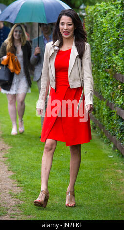 Südkoreanische Schauspielerin, Han Go-Eun, kommt bei der Royal Salute Coronation Cup-Polo im Windsor Great Park in Surrey. Stockfoto