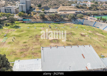 WINDHOEK, NAMIBIA - 15. Juni 2017: Das Sportstadion von Windhoek High School aus der Unabhängigkeit Memorial Stockfoto