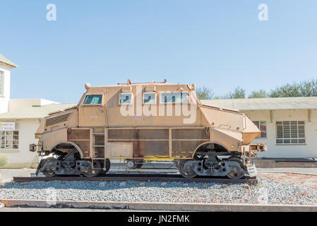 WINDHOEK, NAMIBIA - 17. Juni 2017: Ein gepanzertes Fahrzeug auf Schienen auf Anzeige am Bahnhof in Windhoek Stockfoto