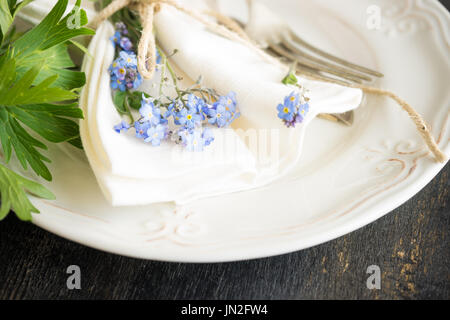 Sommer rustikale Tischdekoration mit Blumen Vergissmeinnicht Stockfoto