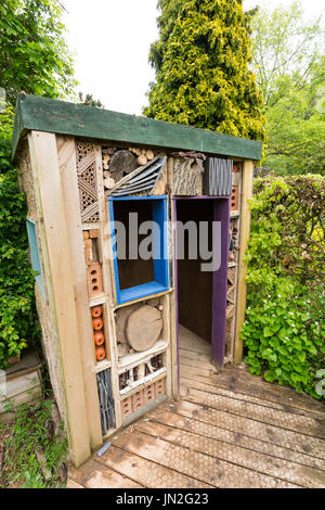 Ein Insekt-freundliche Schuppen in der Kinder Garten in Barnsdale Gardens, wo die BBC "Gärtner-Welt" nr Oakham gefilmt, Rutland, England, UK Stockfoto