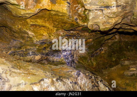 Eine Vene aus dem Mineral Blue John unterliegt in den Wänden der blaue John Höhle, nr Castleton, Peak District, Derbyshire, England, UK Stockfoto