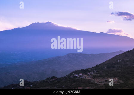 Sizilien Berg, Blick in der Dämmerung des Ätna und die Hügel rund um Taormina gebadet in weichem blauem Licht, Sizilien, Italien Stockfoto