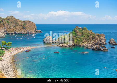 Sizilienstrand, im Sommer Blick auf den abgeschiedenen Strand und die kleine malerische Insel in Mazzaro, unterhalb von Taormina, an der Küste Siziliens, Europa Stockfoto