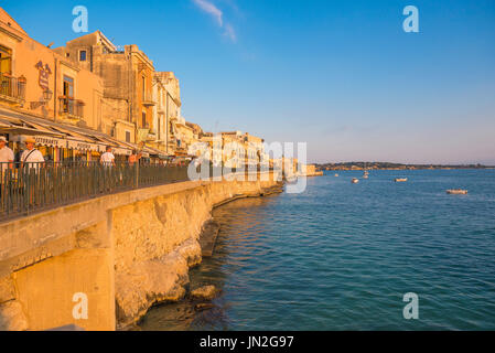 Sizilianische Ostküste, Blick im Sommer auf die Meeresmauer auf der Insel Ortigia bei Syrakus in Sizilien. Stockfoto
