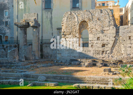 Ortigia Sizilien Griechische Ruinen, Blick auf den historischen ruinierten antiken griechischen Tempel des Apollo auf der Insel Ortigia, Syrakus, Sizilien. Stockfoto