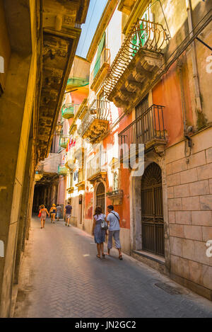 Syracuse Siziliens Altstadt, Blick auf ein junges Paar, das die historische Altstadt von Ortigia, Syrakus Siziliens, erkunden kann. Stockfoto