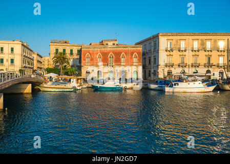 Ortigia Sizilien Hafen, Blick auf die historische Renaissance Palazzo Lucchetti und der Darsena Kanal trennen Syrakus von der Insel Ortigia, Sizilien Stockfoto