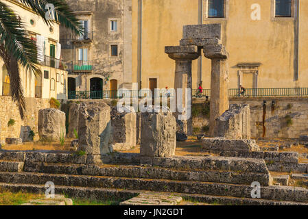 Syrakus Sizilien Altstadt, Blick auf Reste der antiken griechischen Tempel von Apollo in der Altstadt von Ortigia (Ortigia) Syrakus, Sizilien. Stockfoto