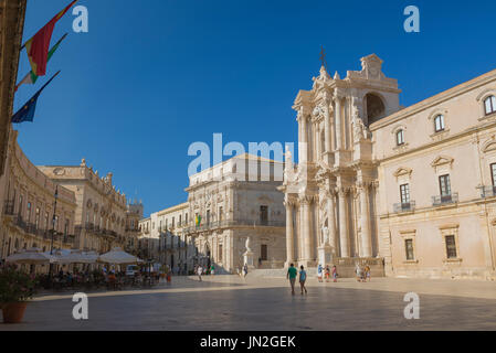 Syrakus Sizilien piazza, Blick auf die historische Piazza del Duomo auf der Insel Ortigia, Syrakus (Siracusa) Sizilien. Stockfoto