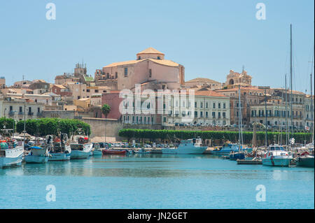Sizilien Ostküste, Blick auf die Skyline der Insel Ortigia, Teil der historischen Stadt Syrakus, (Siracusa) in Sizilien. Stockfoto