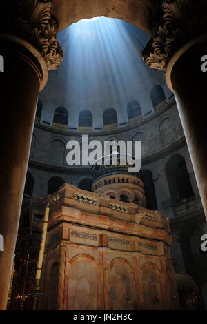 Strahl der Sonne bricht durch die Decke über dem Edicule, das Heiligtum, dass Tradition sagt Häuser die Höhle, wo Jesus begraben wurde und auferstanden ist, in der Kirche des Heiligen Grabes im christlichen Viertel der Altstadt Ost Jerusalem Israel Stockfoto