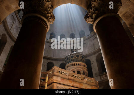 Strahl der Sonne bricht durch die Decke über dem Edicule, das Heiligtum, dass Tradition sagt Häuser die Höhle, wo Jesus begraben wurde und auferstanden ist, in der Kirche des Heiligen Grabes im christlichen Viertel der Altstadt Ost Jerusalem Israel Stockfoto