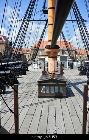 AJAXNETPHOTO. 19. JULI 2016. HARTLEPOOL, ENGLAND. -HISTORISCHES SCHIFF MUSEUM - DIE RESTAURIERTEN 19. JAHRHUNDERT FREGATTE HMS TRINCOMALEE (EX T.S.FOUDROYANT, EX-TRINCOMALEE.). MAINDECK ANSICHT. FOTO: TONY HOLLAND/AJAX REF: DTH161907 32297 Stockfoto