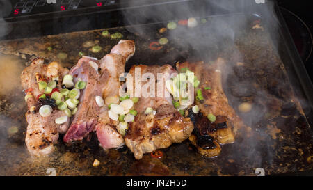 Kochen leckere klebrige geschmorte Schweinerippchen König Stockfoto