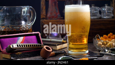 Lager-Bier auf ein Pint Glas in einer Kneipe gießen Stockfoto