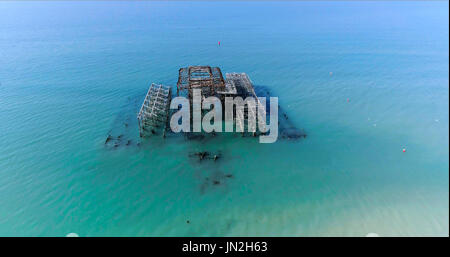 Luftaufnahme des zerstörten West Pier in Brighton an einem Sommermorgen Stockfoto