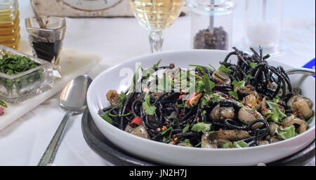Schwarze Pasta mit Tintenfisch (Sepia) und Tinte Stockfoto